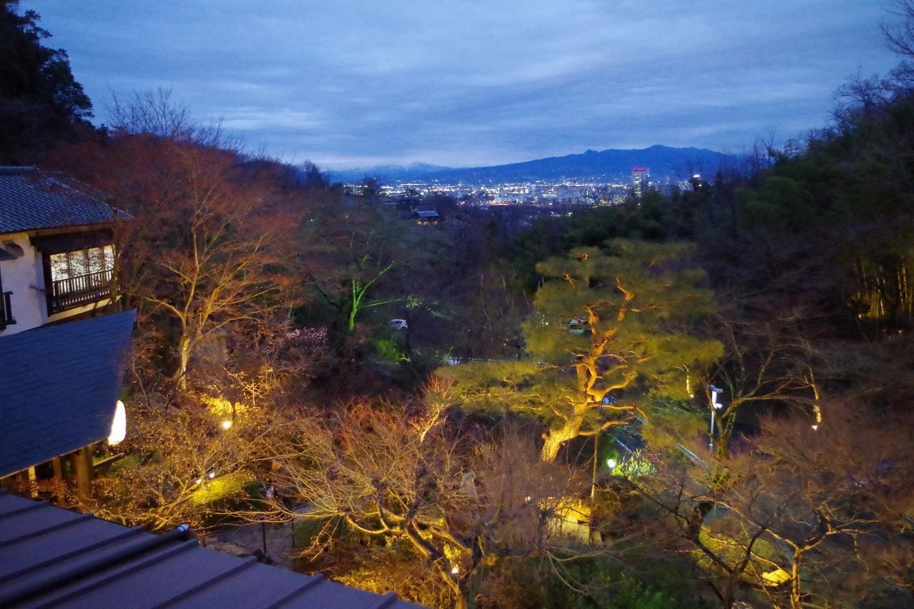 Отель Takasaki Kannonyama Onsen Kinzanso Экстерьер фото